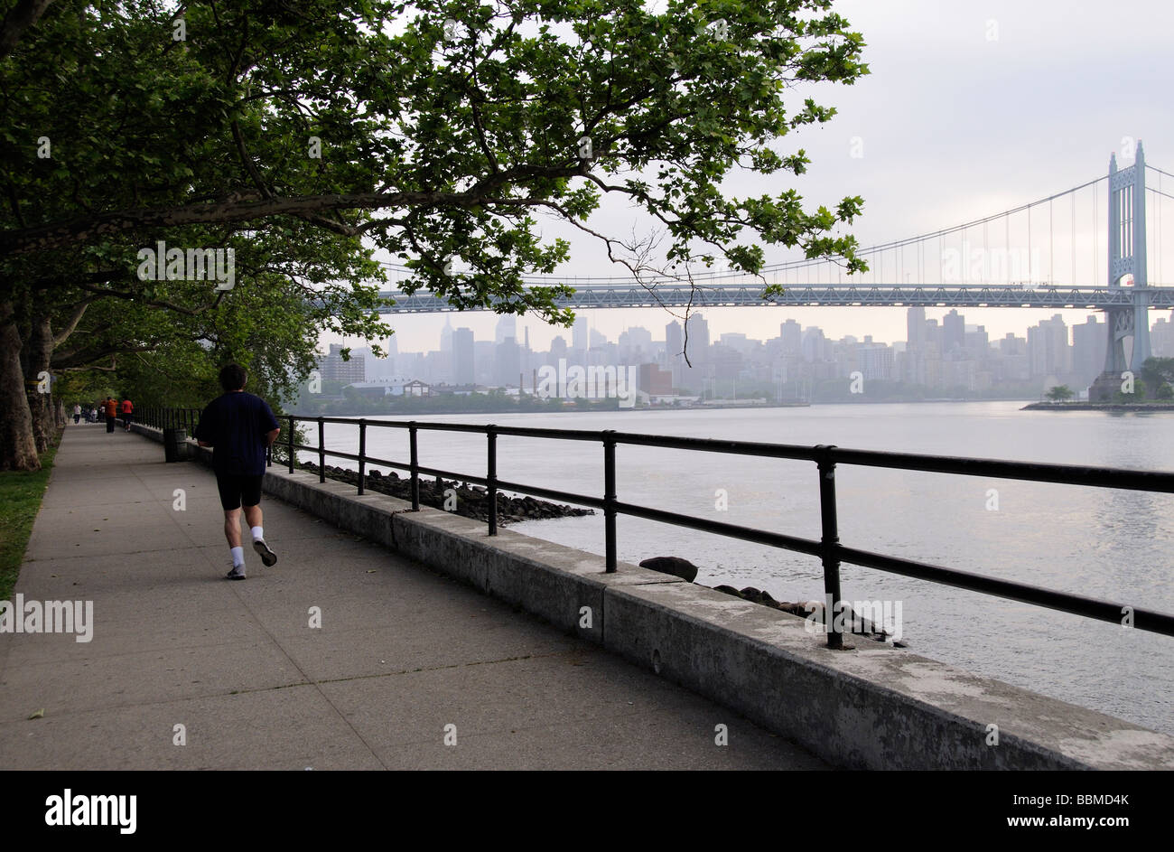 Nuvoloso previsioni sull'East River guardando verso Upper East Side di Manhattan a New York Foto Stock