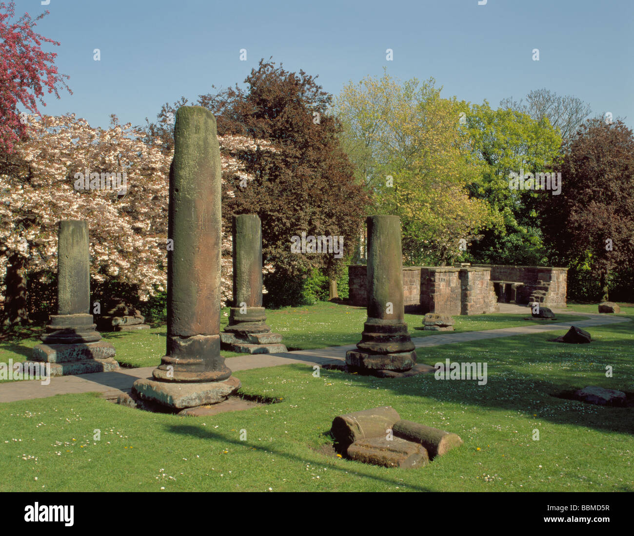 Ha rovinato le colonne con resti di Hypocaust oltre, Giardini romano di Chester, Cheshire, Inghilterra, Regno Unito. Foto Stock