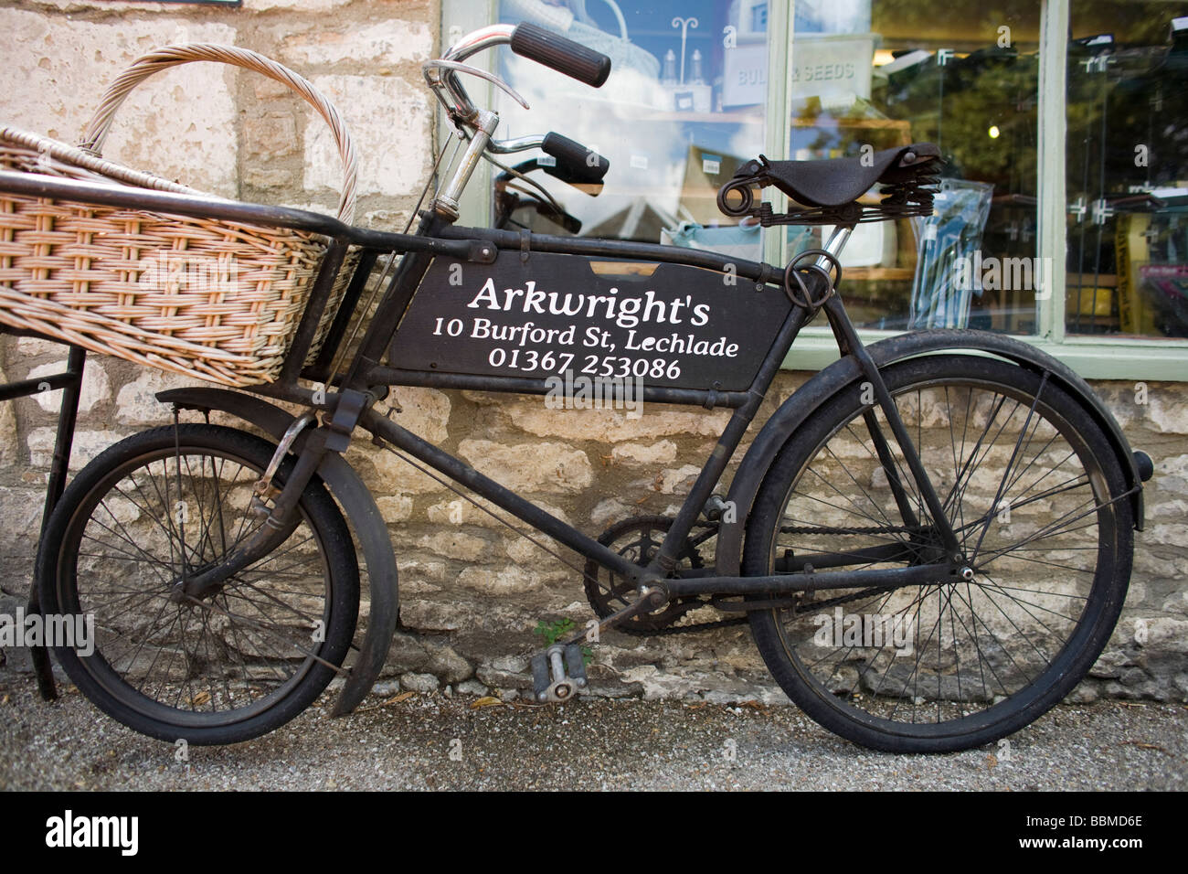 Vecchia bicicletta di consegna, Lechlade-on-Thames, Gloucestershire, Regno Unito Foto Stock