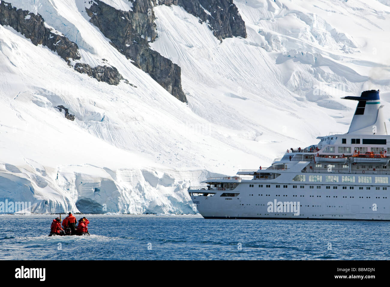 L'Antartide, Penisola antartica. Un zodaic con passeggeri ritorna a una spedizione nave da crociera ancorata in Paradise Harbour. Foto Stock