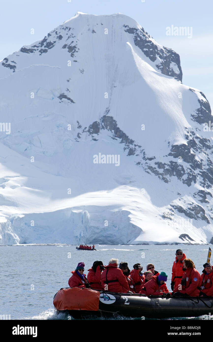 L'Antartide, Penisola antartica. Un gruppo di passeggeri vestito per operazioni in acque antartiche. Foto Stock