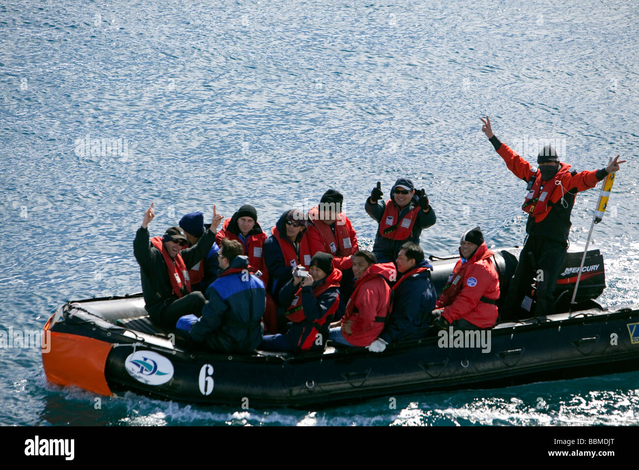 L'Antartide, Penisola antartica. Un entusiasta gruppo di passeggeri vestito per operazioni in acque antartiche. Foto Stock