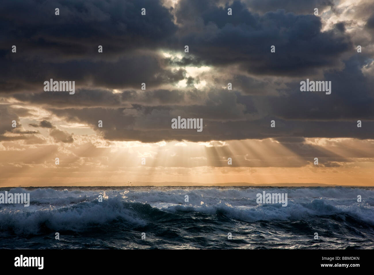 Australia, Victoria. Nel tardo pomeriggio, il sole fa capolino tra le nuvole minacciose oltre il Bass stretto. Foto Stock