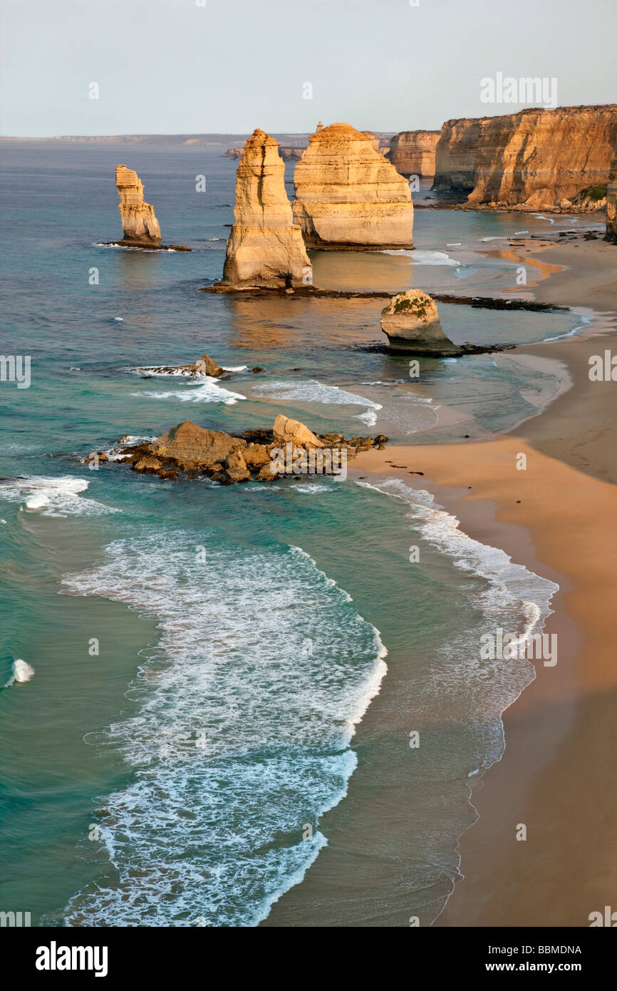 Australia, Victoria. Alcuni dei Dodici Apostoli in piedi in acqua poco profonda nel Parco Nazionale di Port Campbell. Foto Stock