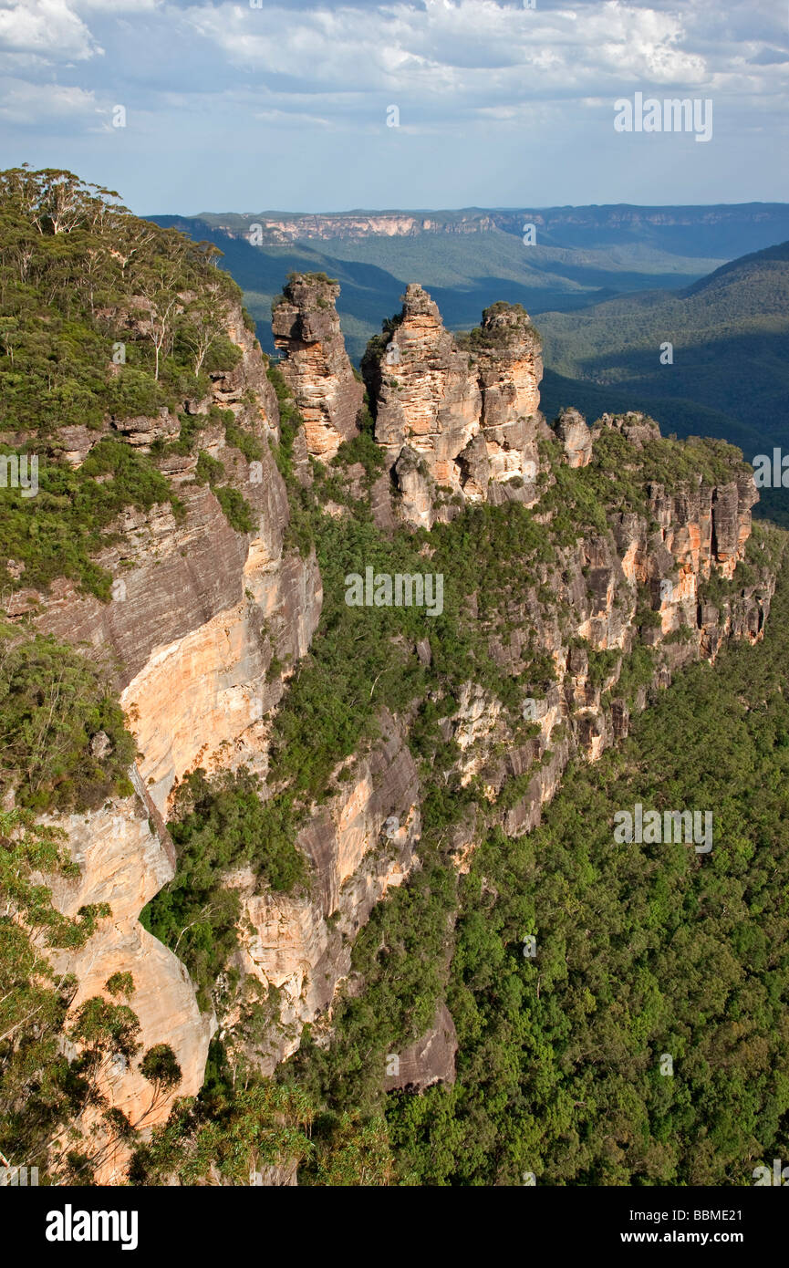 Australia Nuovo Galles del Sud. La famosa formazione rocciosa Tre Sorelle nelle montagne blu nei pressi di Katoomba. Foto Stock