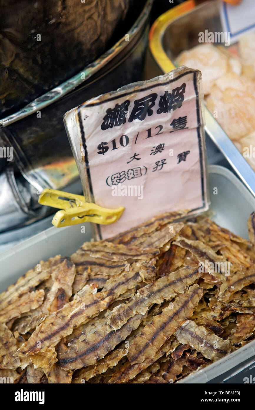 Cina, Hong Kong, l'Isola di Lantau, Tai O, nei porti di pesca principali mercati con molti cinesi tradizionali prodotti marini Foto Stock