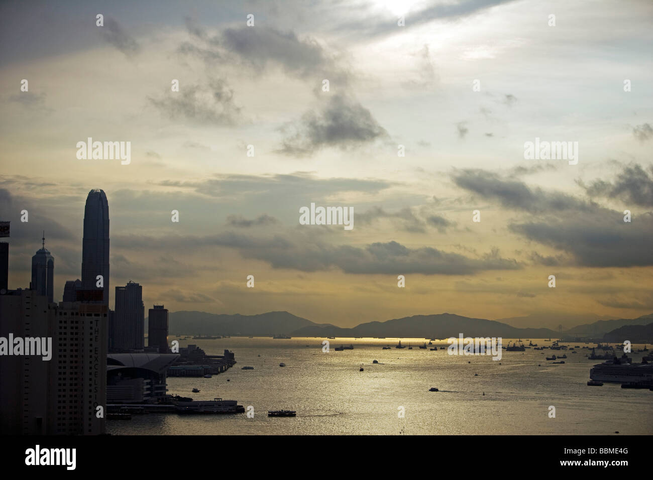 Cina, Hong Kong. Guardando attraverso il paesaggio urbano dell'Isola di Hong Kong nella Ma canale Wan Foto Stock