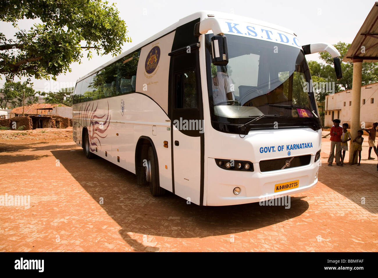 Un autobus con aria condizionata nello stato del Karnataka in India meridionale. Questo bus è utilizzato per il trasporto dei turisti sulle escursioni Foto Stock