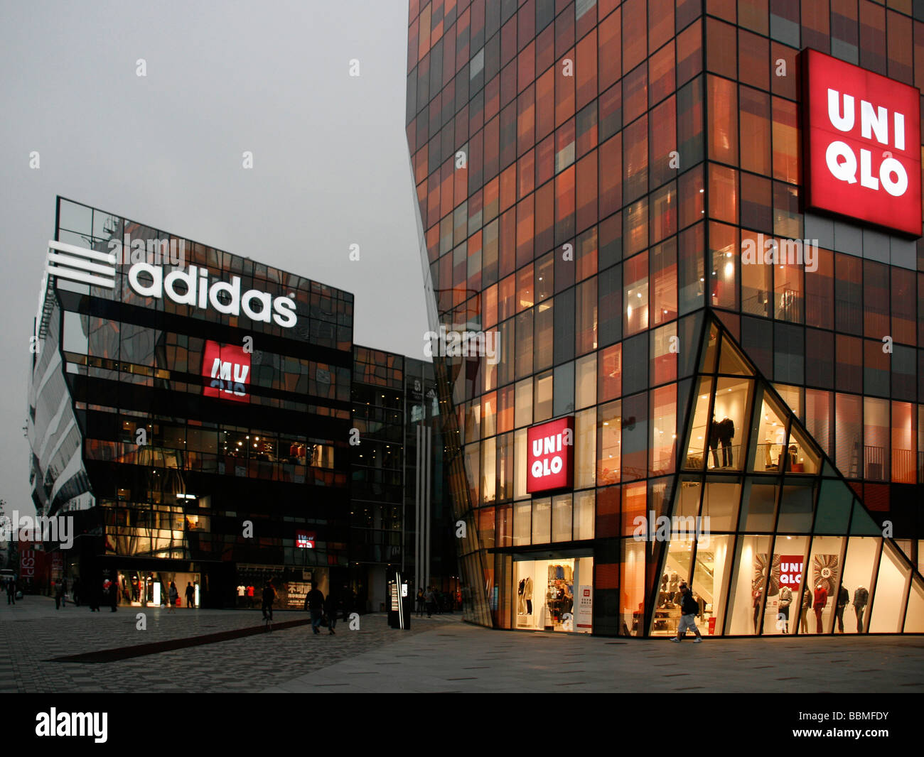 Cina, Pechino. Sanlitun Village nuovo quartiere dello shopping di Beijing in Cina. Foto Stock