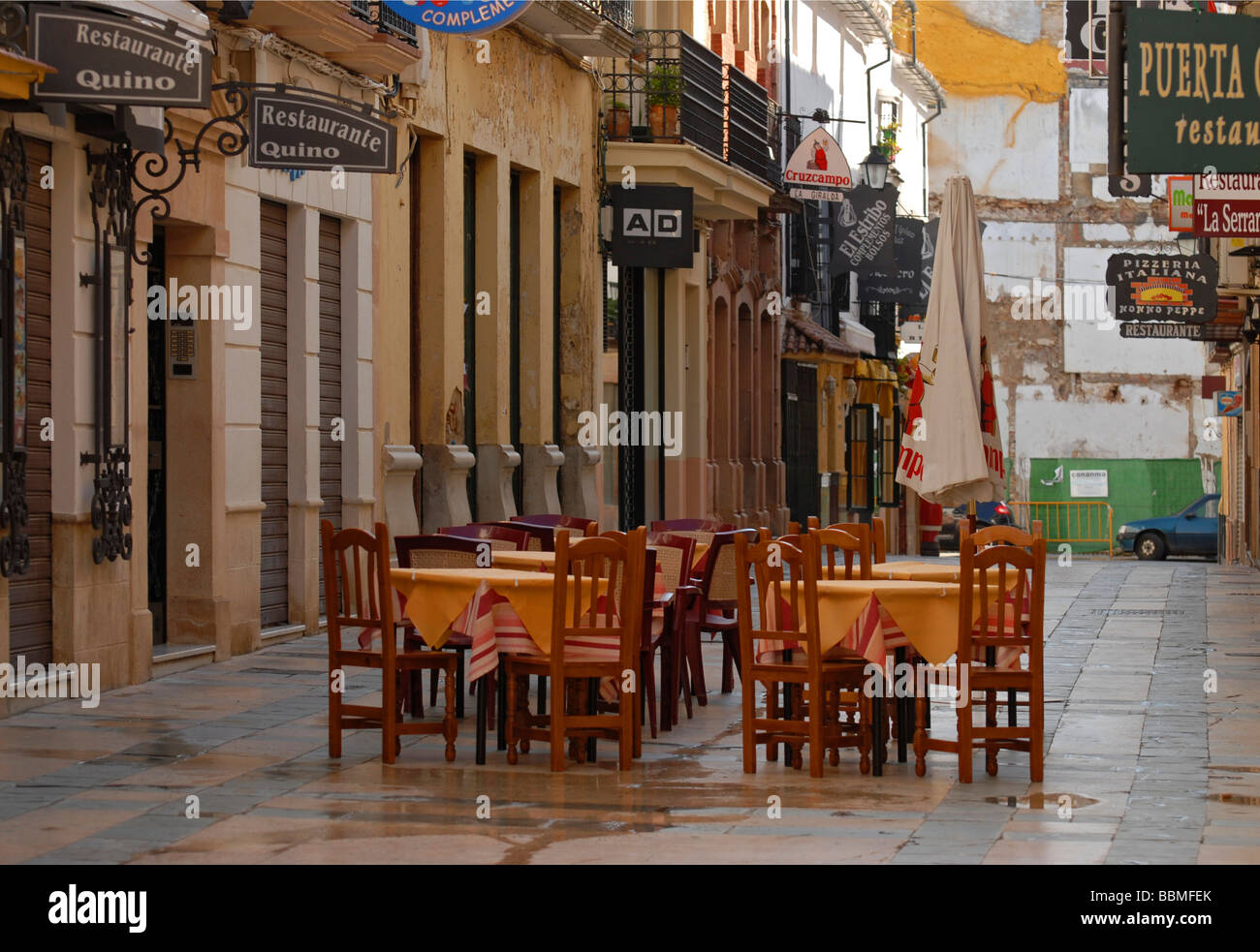 Un vicolo, tavoli e sedie in la mattina presto, Ronda, Andalusia, Spagna, Europa Foto Stock
