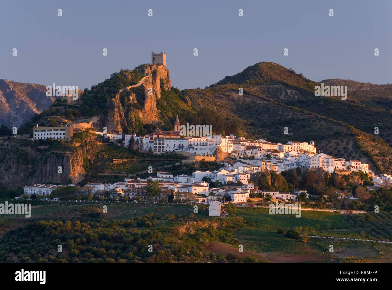 Il villaggio bianco, Pueblo Blanco, Zahara de la Sierra, con il suo castello in morbida luce della sera, Andalusia, Spagna, Europa Foto Stock