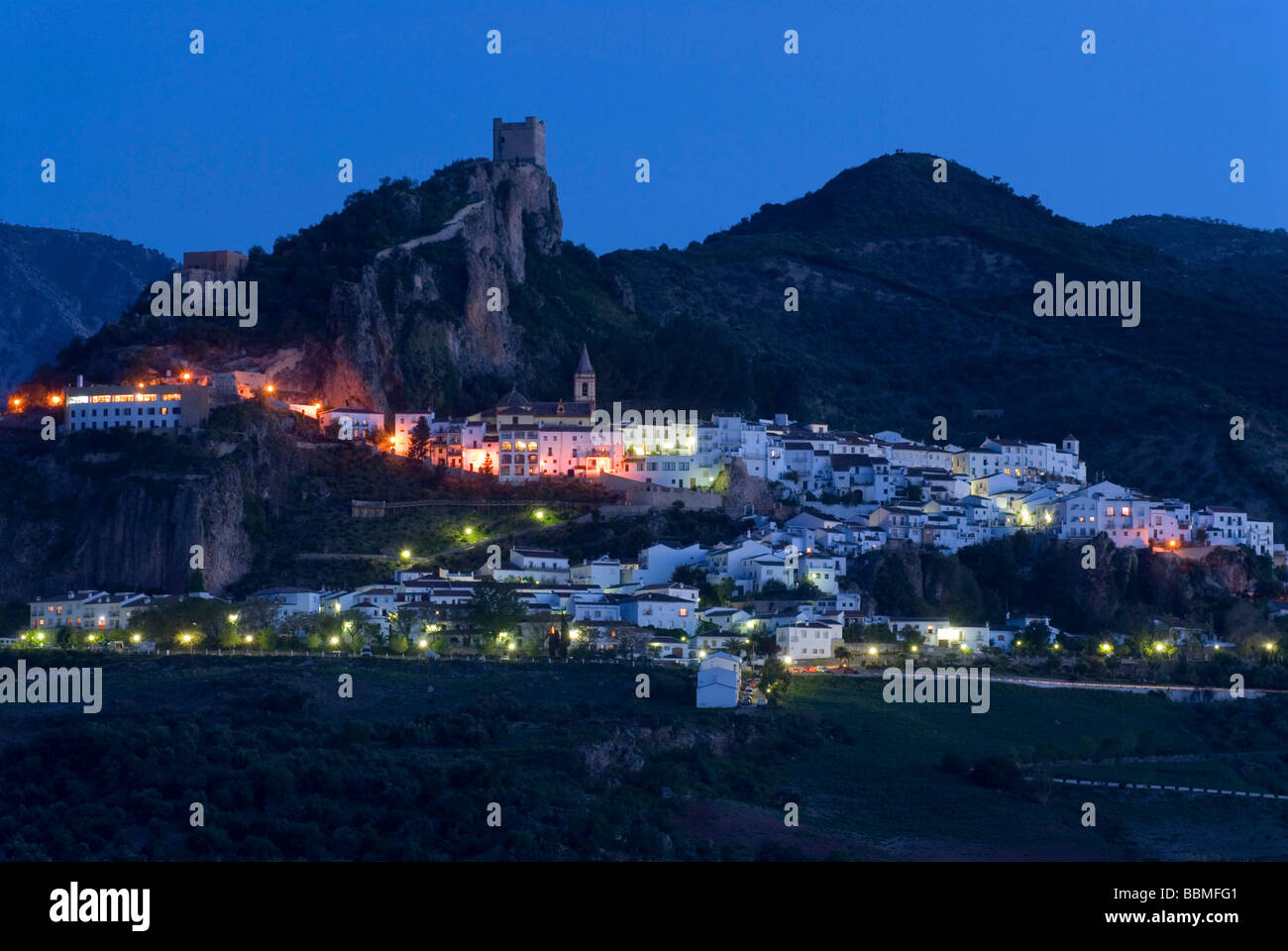 Ora blu presso il villaggio bianco, Pueblo Blanco, Zahara de la Sierra, Andalusia, Spagna, Europa Foto Stock