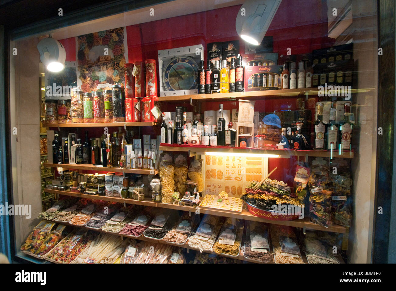 Aceto balsamico e display di pasta in specialità alimentari shop Venezia Italia Foto Stock
