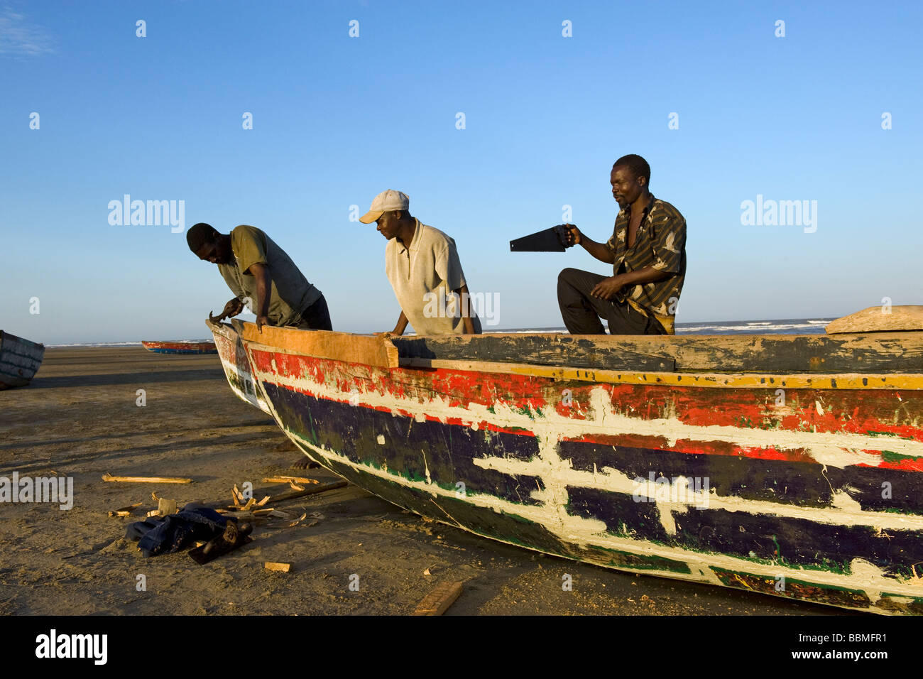 I pescatori la riparazione dei loro imbarcazione Quelimane Mozambico Foto Stock