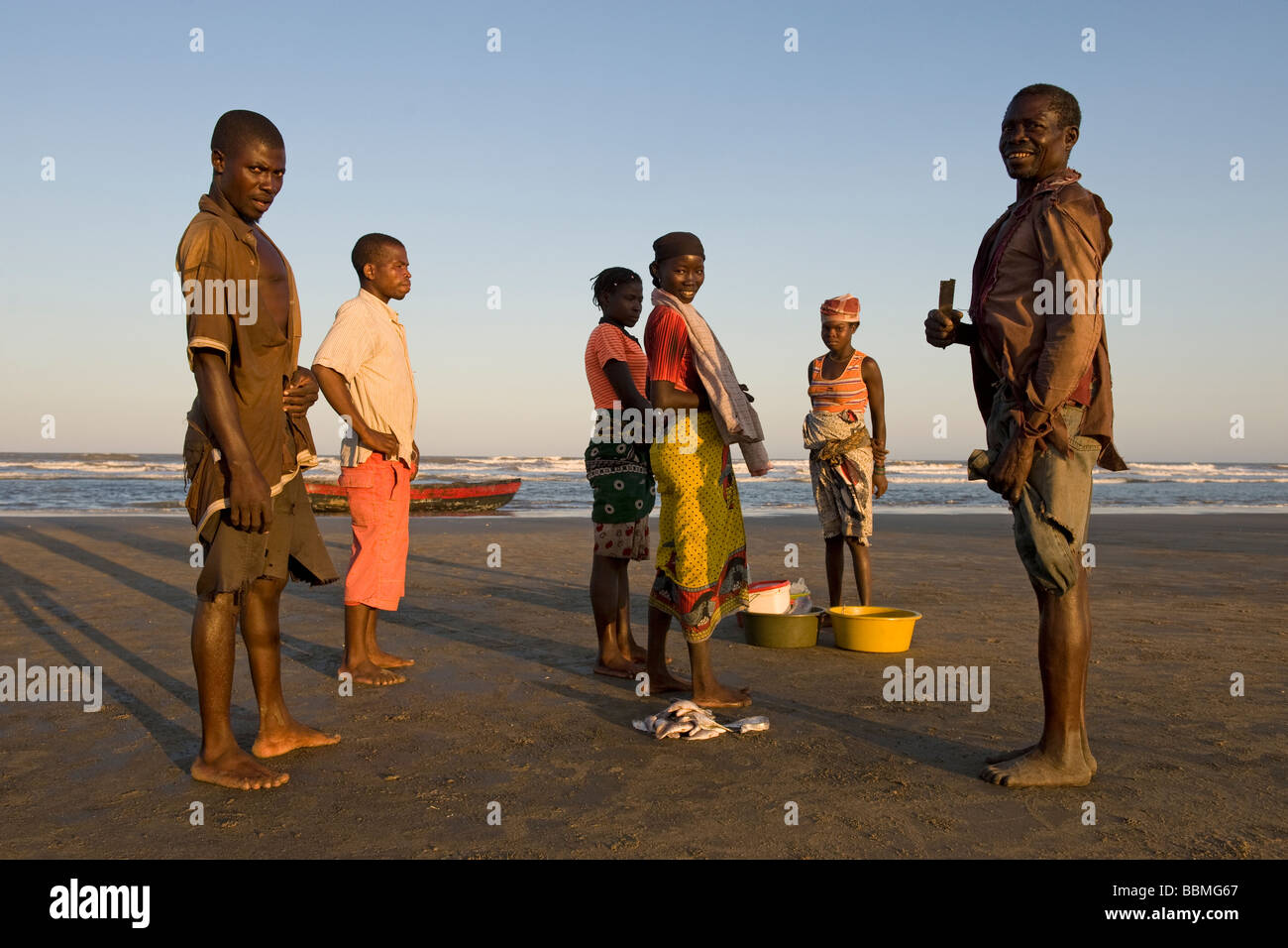 Le persone in attesa di comprare pesci Quelimane Mozambico Foto Stock