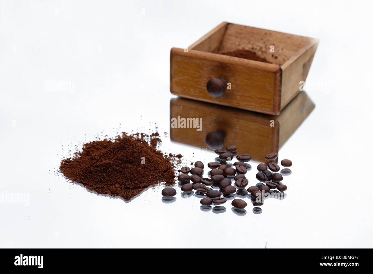 Messa a terra, caffè caffè in grani, cassetto macinino da caffè Foto Stock