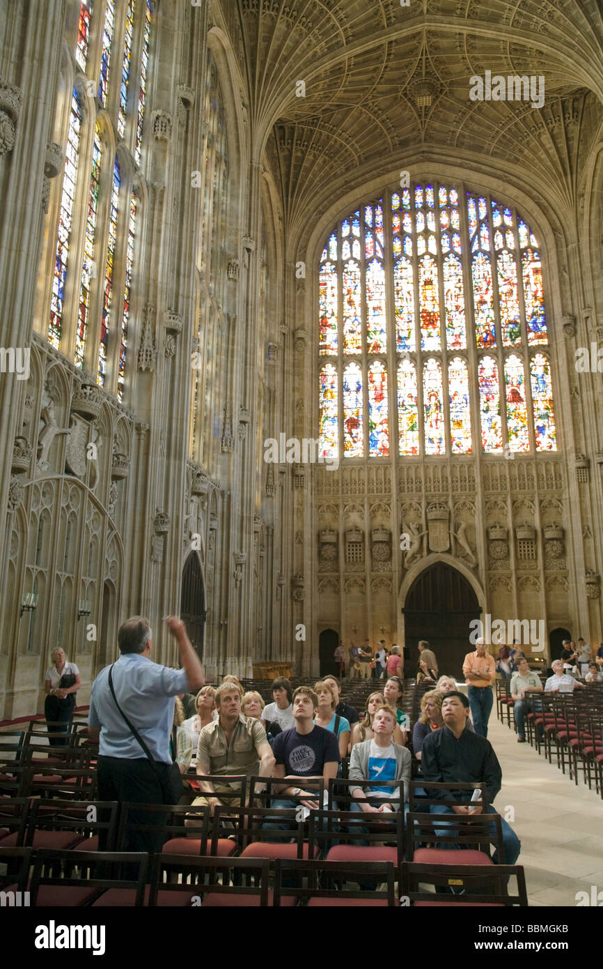 Tour guidato in corso, Kings College Chapel interno, Cambridge, Regno Unito Foto Stock