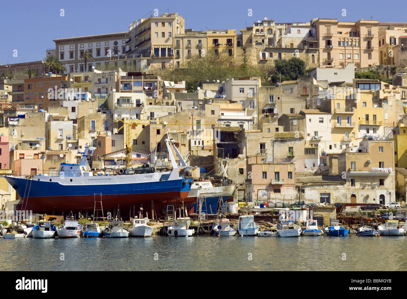 Barche da pesca in città portuale in background Sciacca Sicilia Italia Europa Foto Stock