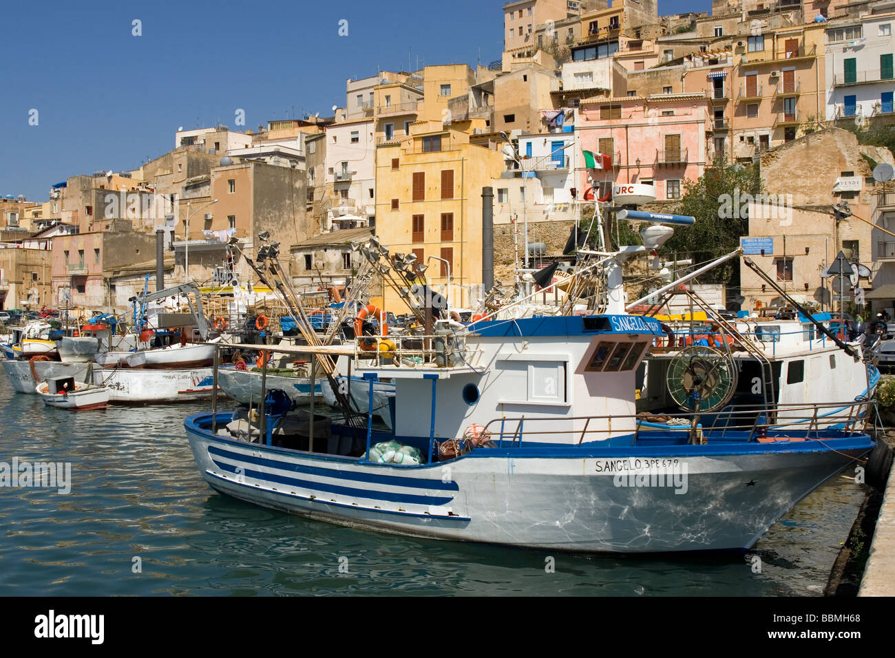 Barche da pesca in città portuale in background Sciacca Sicilia Italia Europa Foto Stock