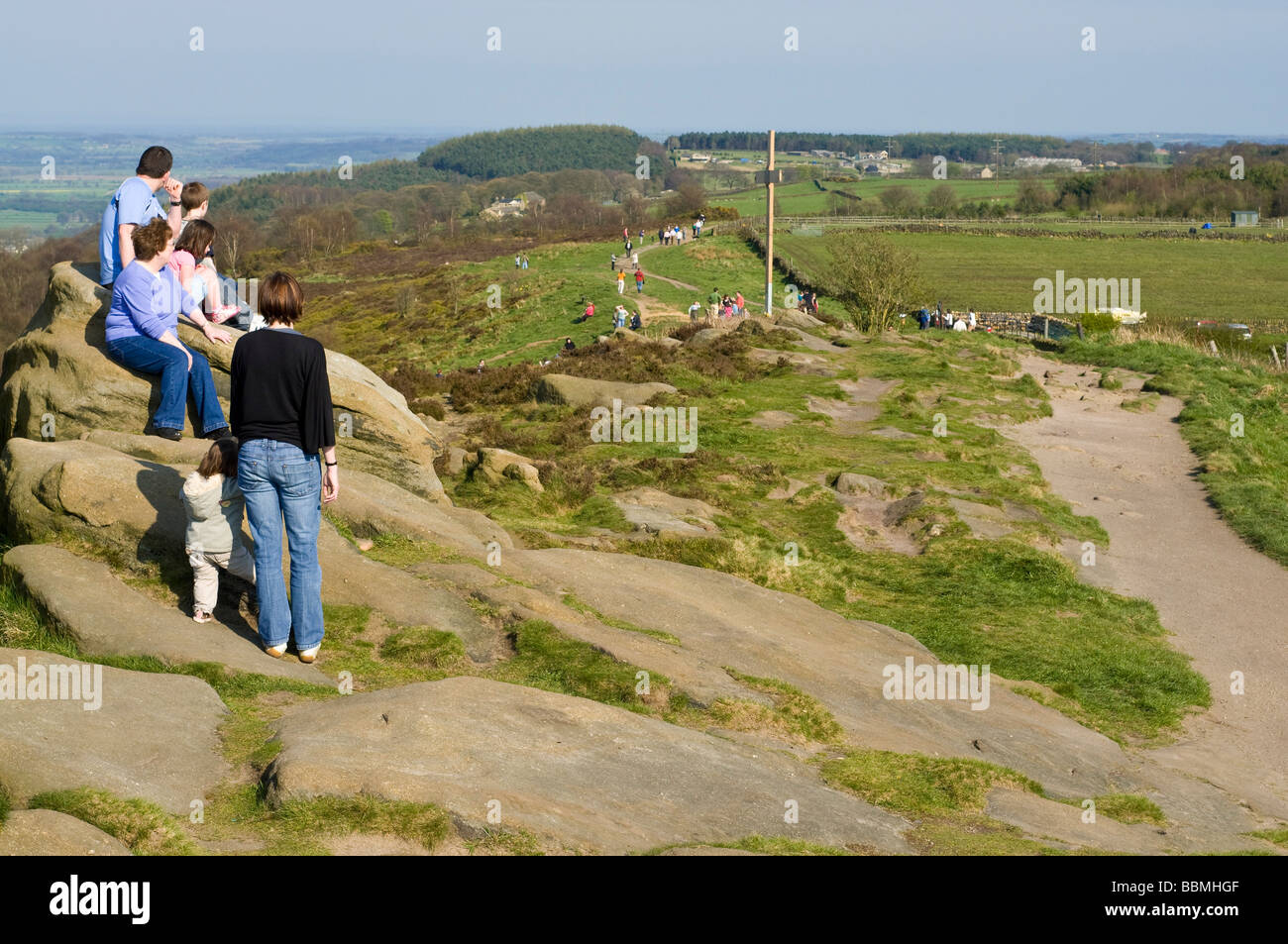 Dh grande Dib WEST CHEVIN West Yorkshire famiglie seduto sulla roccia affioramento roccioso durante il weekend di Pasqua i visitatori Foto Stock