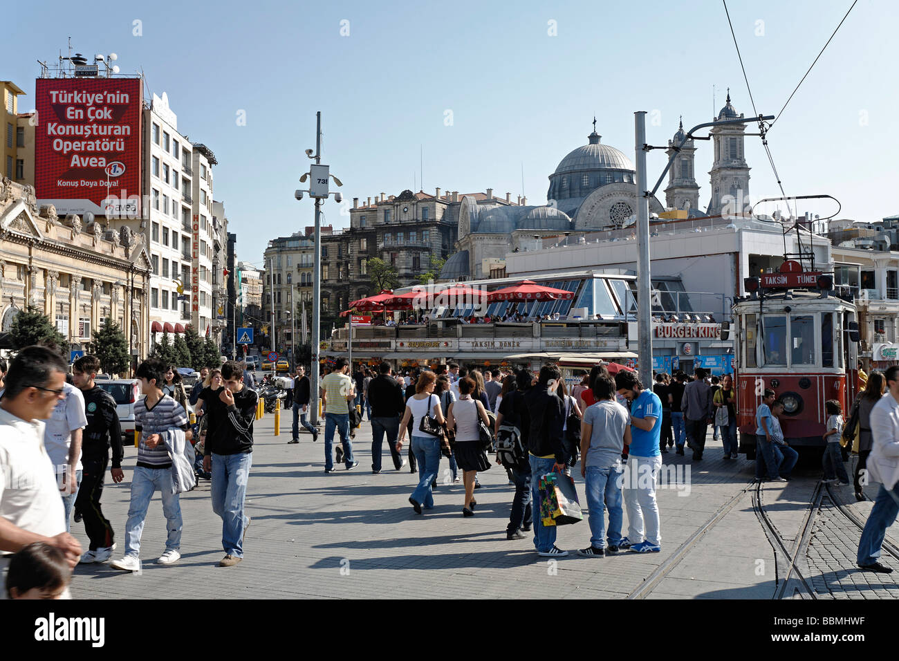 Piazza Taksim, tram storico, gremita di gente, Beyoglu, Istanbul, Turchia Foto Stock