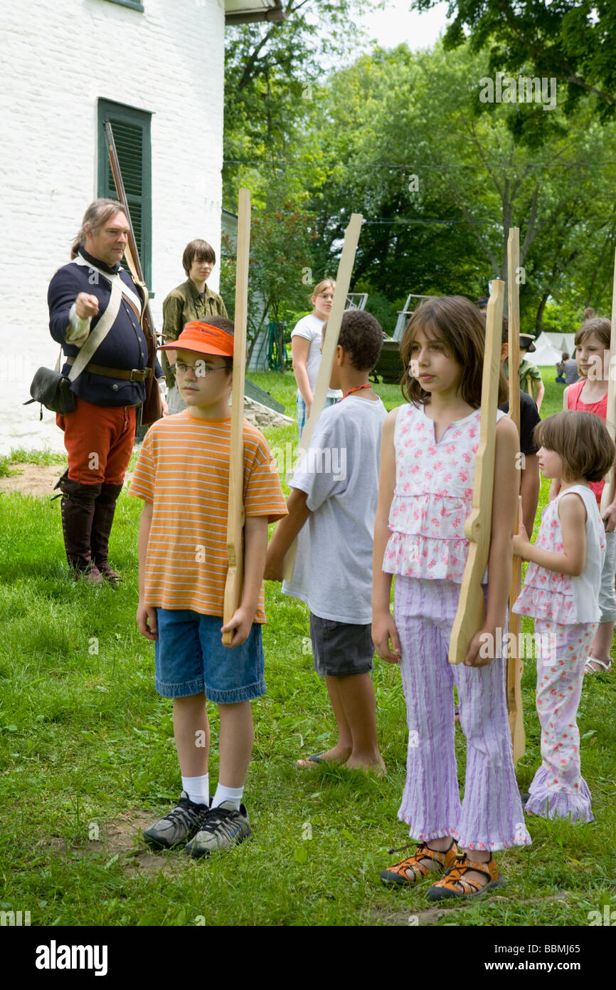 Trapano per bambini in francese la guerra di indiano rievocazione storica fattoria Mabee Rotterdam Junction New York Mohawk Valley Schenectady County New York Foto Stock