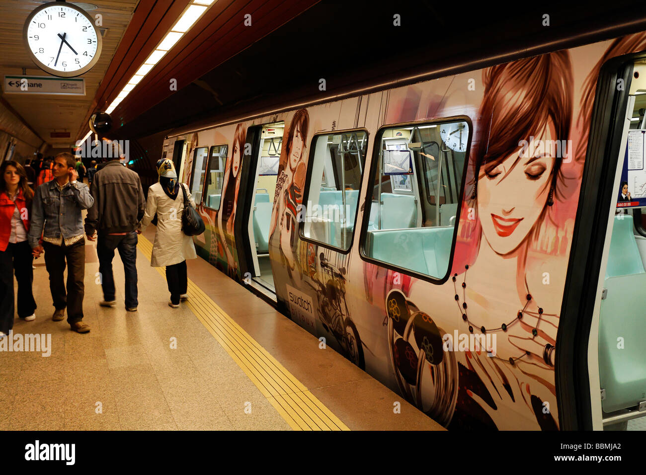 Metropolitana moderna con Swatch pubblicità etichette, in attesa con le porte aperte sulla piattaforma, la stazione Metropolitana, Piazza Taksim, Beyoglu, ho Foto Stock
