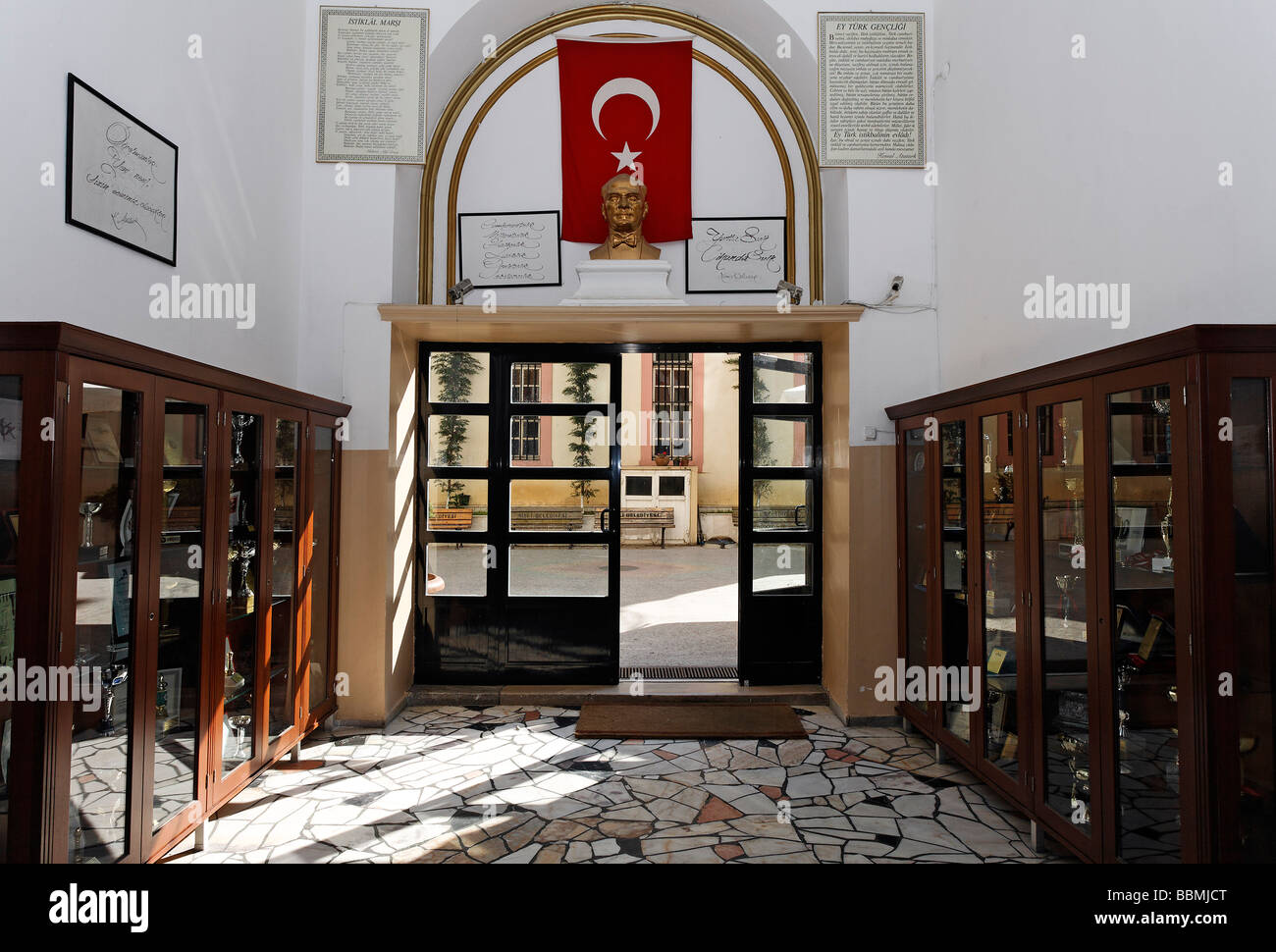 Ingresso alla scuola armena in Beyoglu, bandiera e Atatuerk busto sopra la porta, armadi con trofei, Istanbul, Turk Foto Stock