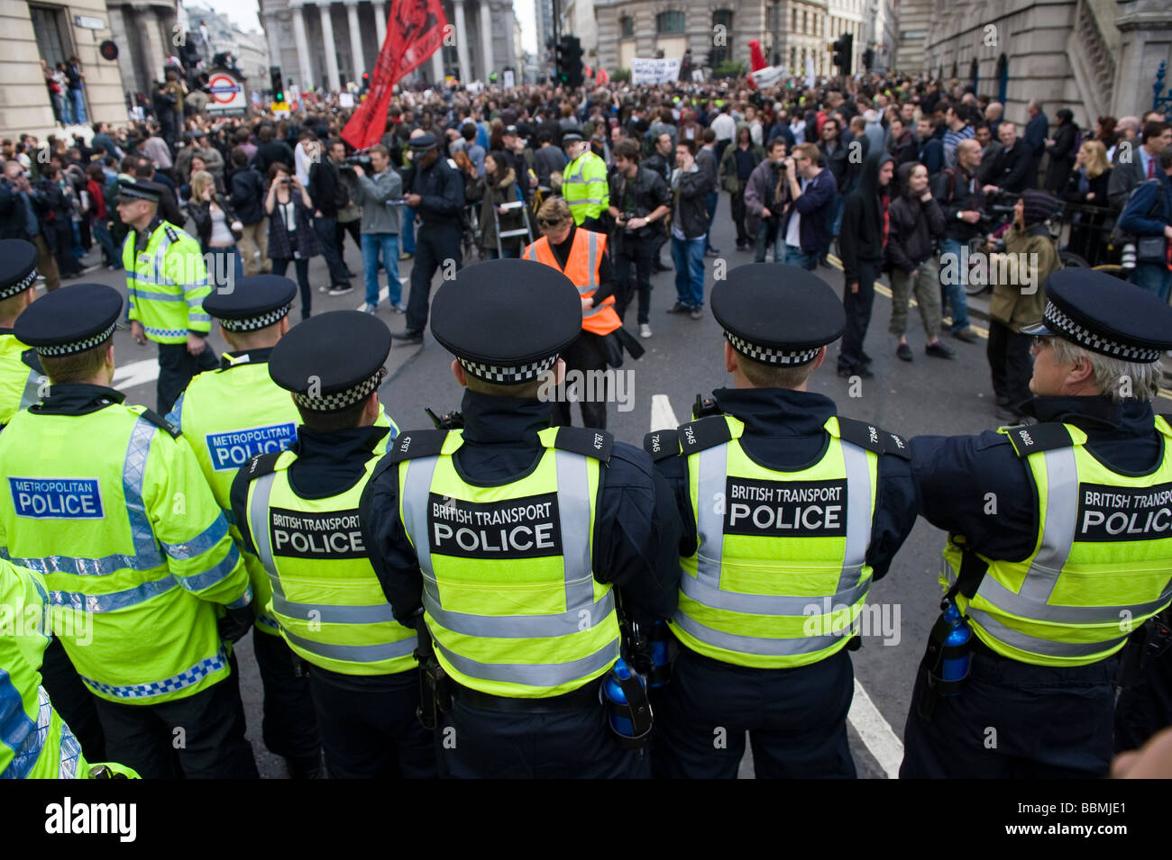 Gli ufficiali di polizia schierate per controllare i manifestanti in città in vista del vertice G20 di leader politici di tutto il mondo, 1 Aprile 2009 Foto Stock
