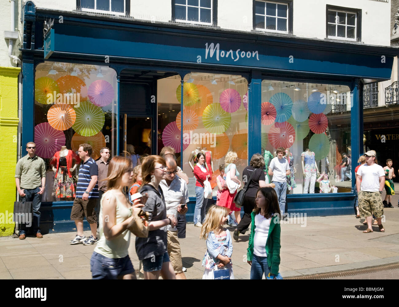 Gli acquirenti al di fuori del Monsone, Market Street, Cambridge, Regno Unito Foto Stock