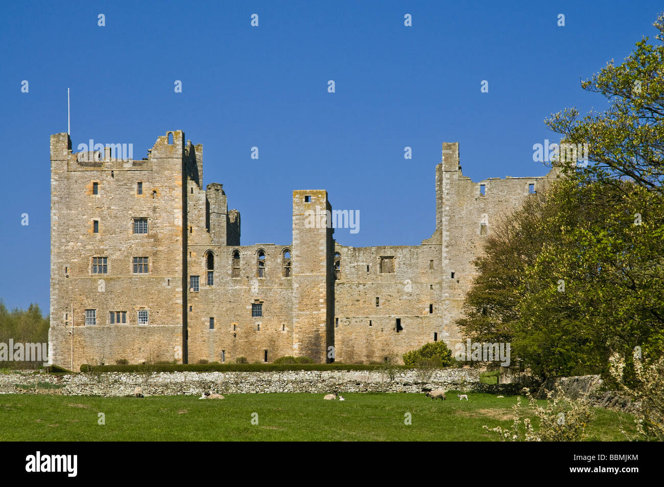 dh CASTELLO BOLTON NORTH YORKSHIRE Castello medievale Wensleydale Yorkshire Dales National Park inglese castelli inghilterra regno unito Foto Stock