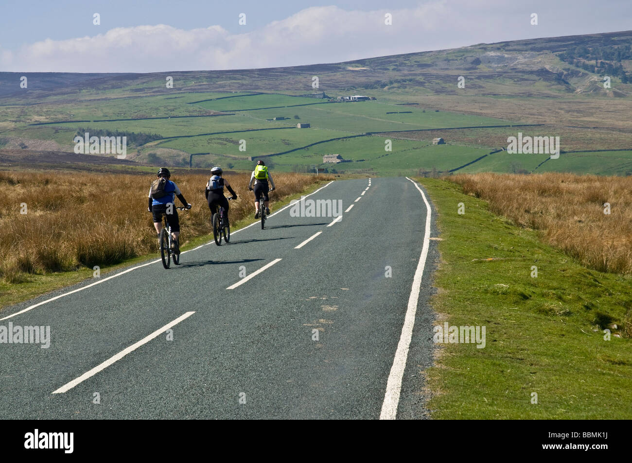dh Langthwaite ARKENGARTHDALE NORTH YORKSHIRE ciclista equitazione Yorkshire Dales National Park Moors Valley regno unito ciclisti strada aperta campagna estate Foto Stock