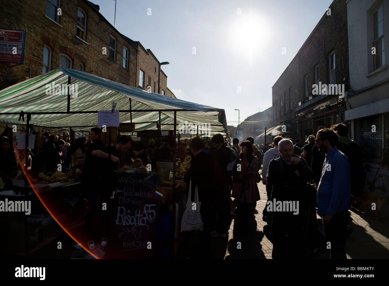 Broadway Market su un Sabato mattina nella zona est di Londra Foto Stock