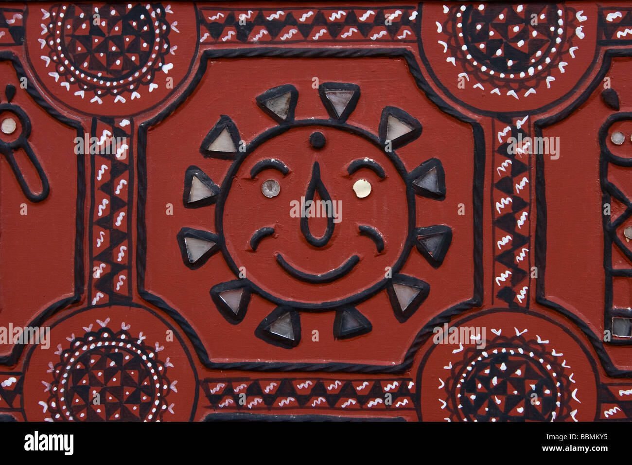Parete indiano decorato con vernice e specchi. Bhuj, nello Stato di Gujarat, India Foto Stock