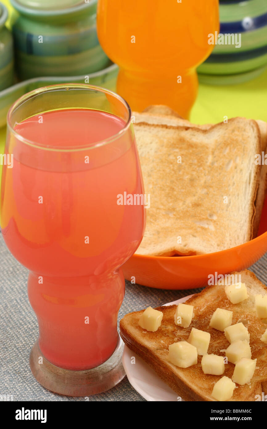 Ginger ale bevanda è una bevanda analcolica gassata aromatizzata con lo  zenzero Foto stock - Alamy