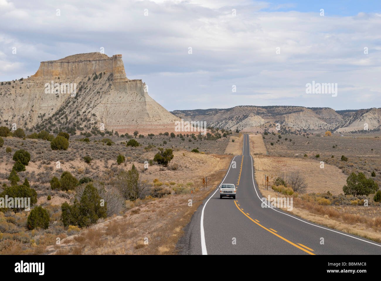 Autostrada 12 nel cannone Ville sul bordo del Parco Nazionale di Bryce Canyon, Utah, Stati Uniti d'America Foto Stock