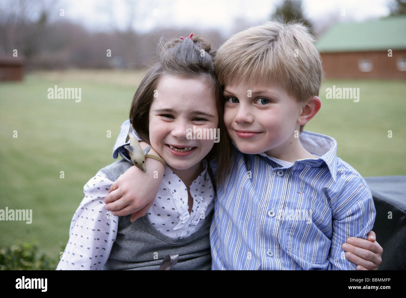 Due graziosi bambini che posano per una foto del fratello e sorella o gli amici. Giovane amore. Foto Stock
