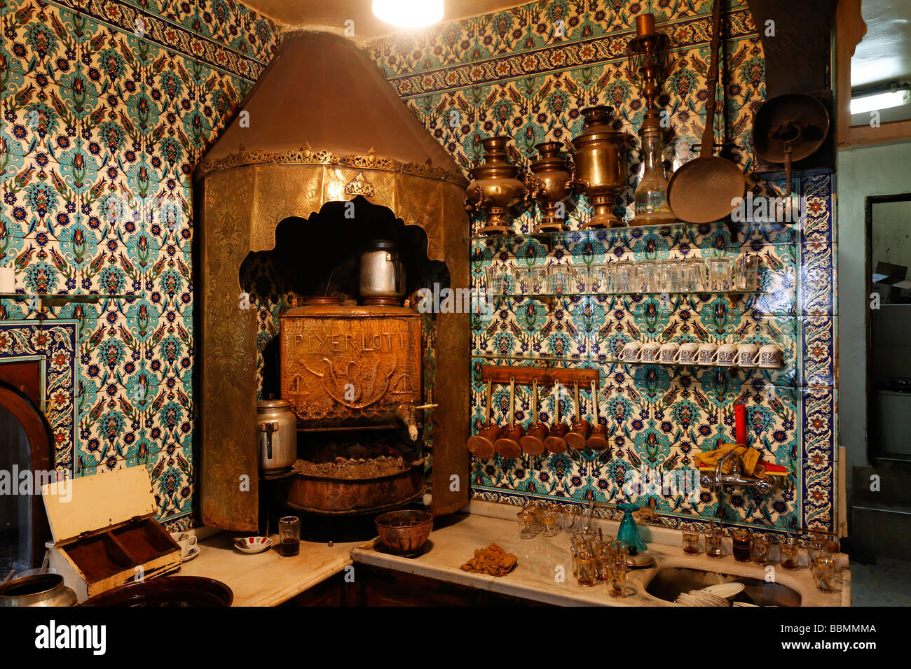 Storico caffè turco cucina nella cafa Pierre Loti, Eyuep village, Golden Horn, Istanbul, Turchia Foto Stock