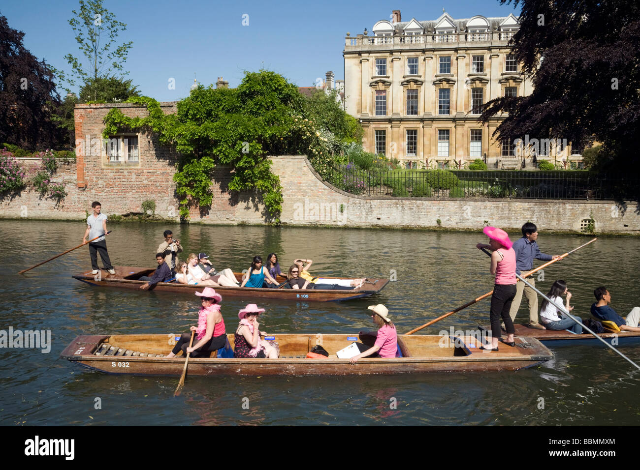 Punting sul fiume Cam a Clare College , Cambridge, Regno Unito su una soleggiata giornata d'estate Foto Stock