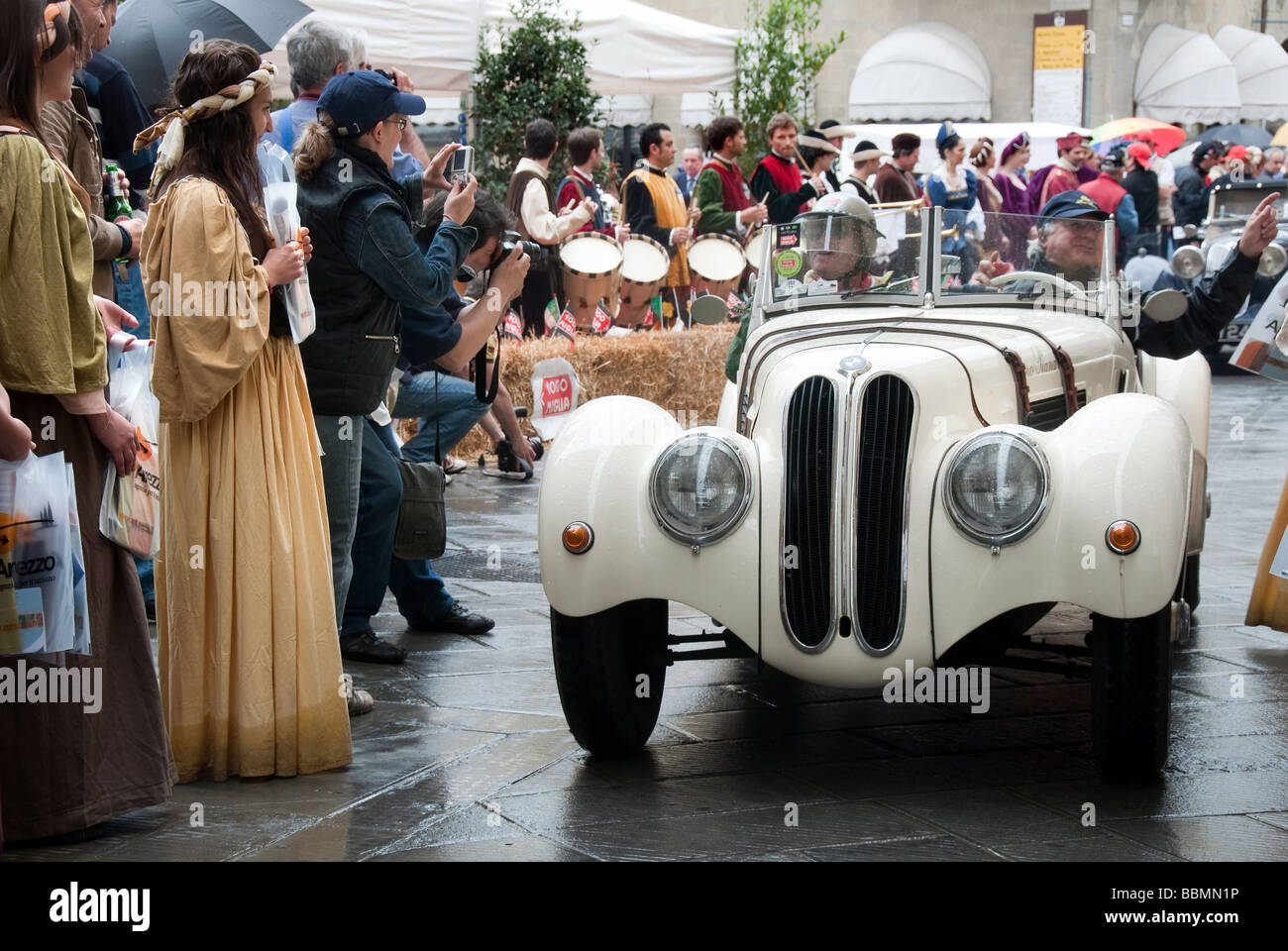 BMW 328 (1938) - Sport passa attraverso la città toscana di Sansepolcro come parte della Mille Miglia Touring Car gara in italia Foto Stock