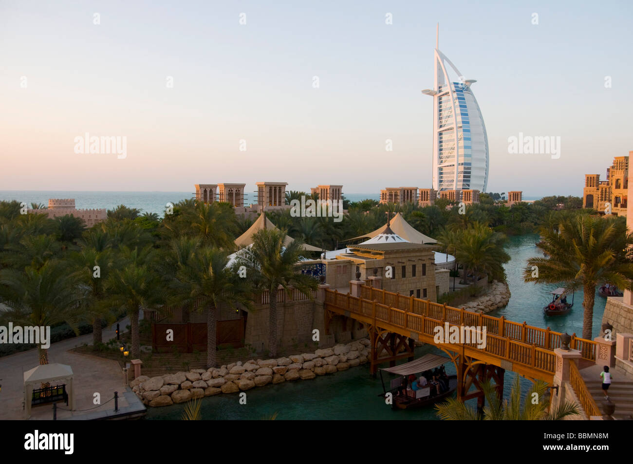 Medinat Jumeirah resort e il Burj Al Arab Hotel Dubai Foto Stock
