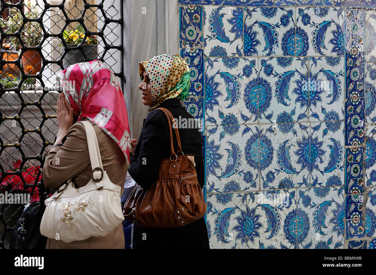 Due giovani donne musulmane pregare davanti al Mausoleo di Mohammed il portacolori Eyuep Ensari, Eyuep village, Golden Horn, ho Foto Stock