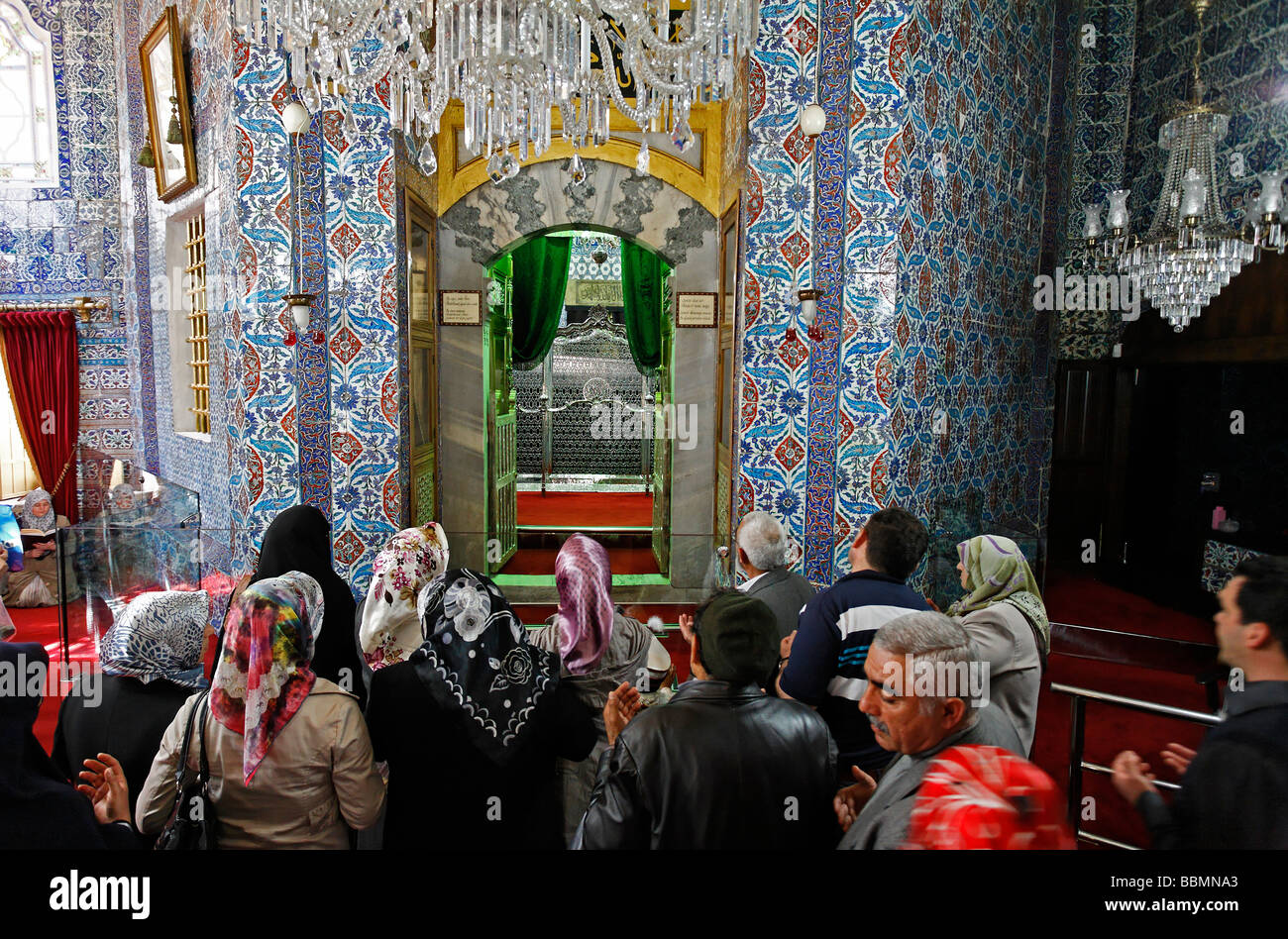 La devota i musulmani pregano davanti alla tomba di Maometto il portacolori Eyuep Ensari, Mausoleo, Tuerbesi, Eyuep village, Golden Foto Stock