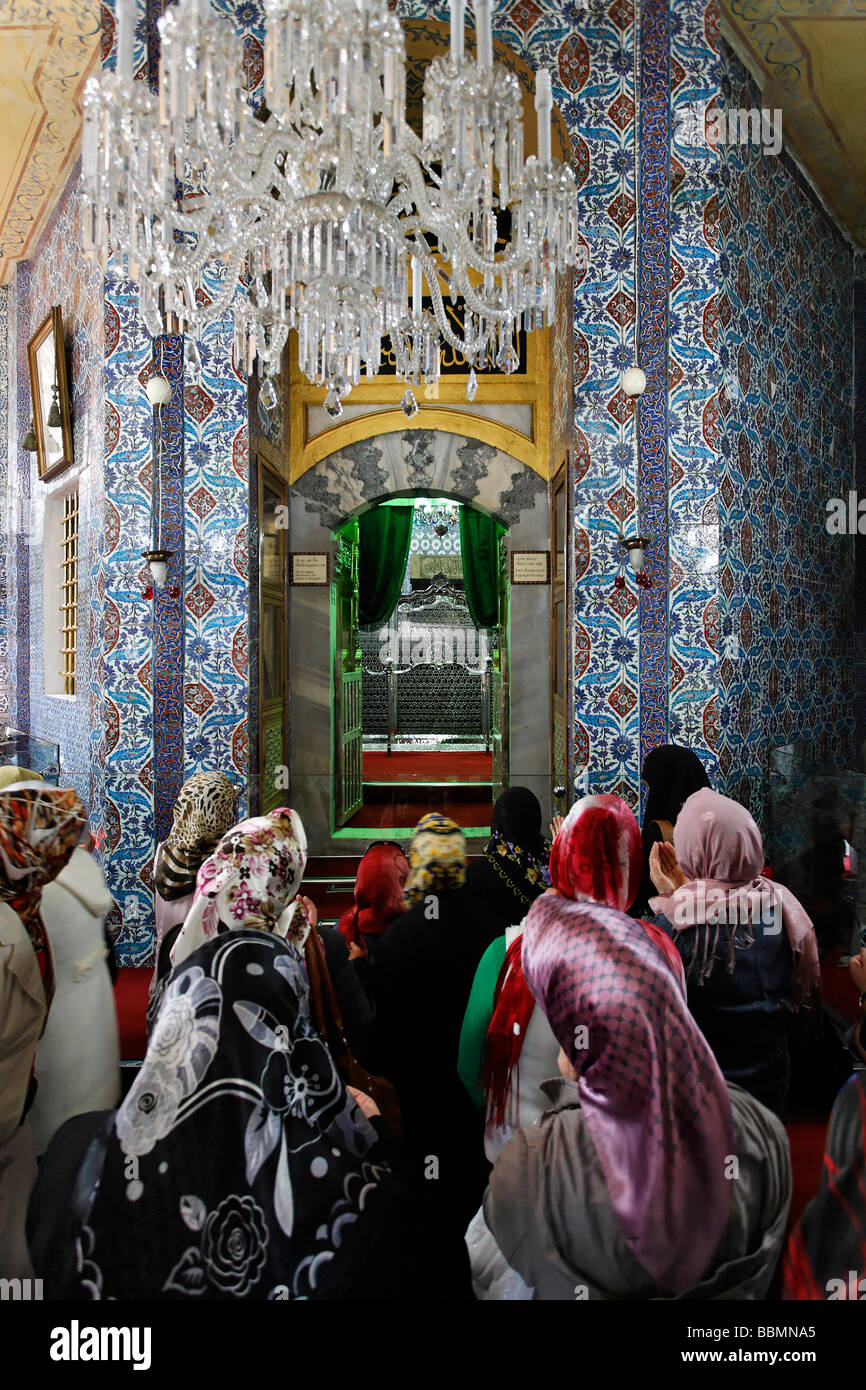 Le donne musulmane in preghiera davanti alla tomba di Maometto il portacolori Eyuep Ensari, Mausoleo, Tuerbesi, Eyuep village, Golden H Foto Stock