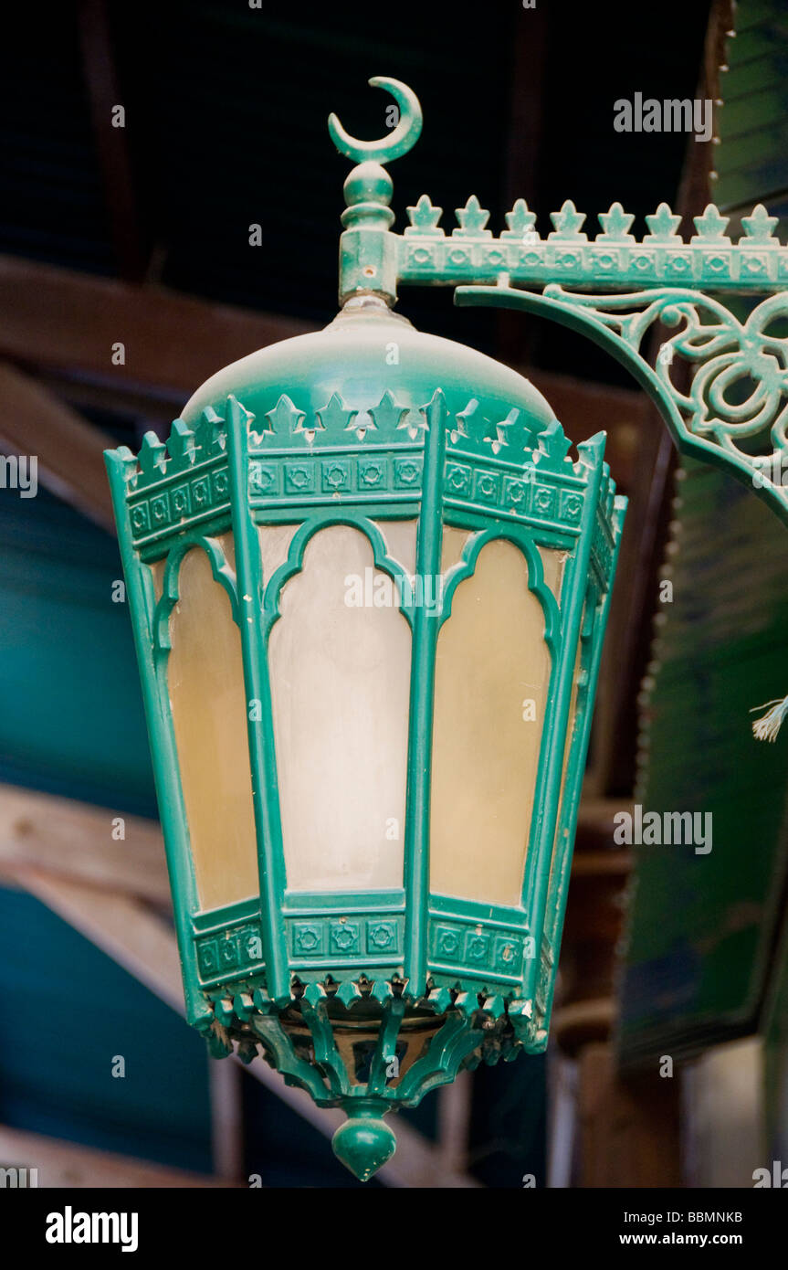Strada tradizionale lampada in Deira Spice Souk di Dubai Foto Stock