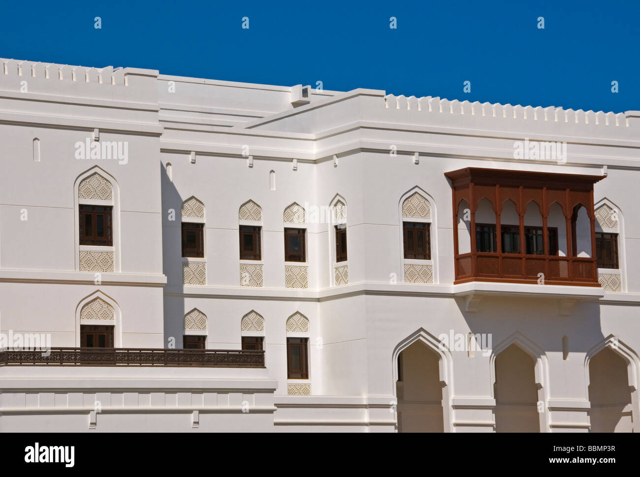 Tradizionale architettura araba su Qasr Al Alam street nella vecchia Muscat accanto al Palazzo Al Alam Foto Stock