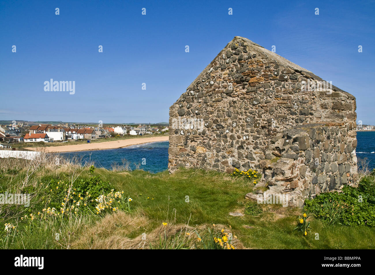 Dh Cappella Ness EARLSFERRY FIFE vecchia cappella sopra Earlsferrys spiaggia di sabbia e Elie città patrimonio storico Foto Stock