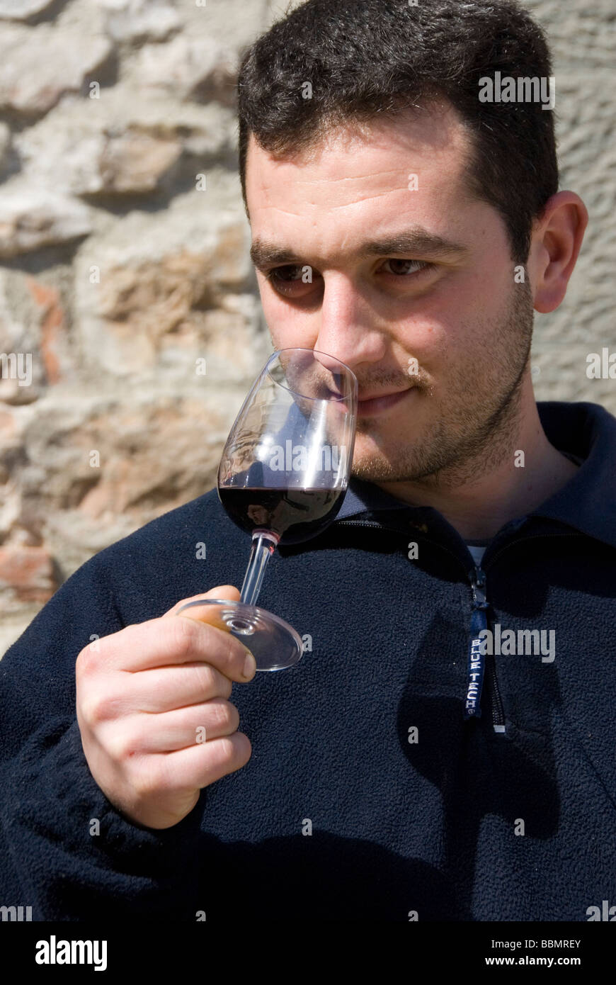 Un enologo odora un bicchiere di Chianti Classico presso la cantina Quercetto in Chianti Toscana Italia Foto Stock