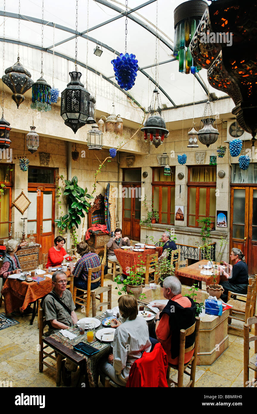 Cortile del Dar Halabia Hotel, centro storico di Aleppo, Siria, Medio Oriente e Asia Foto Stock