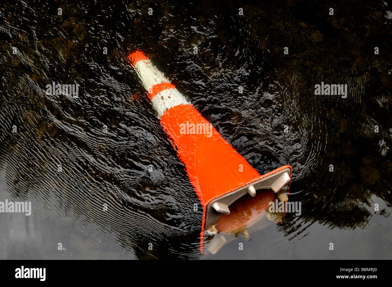 Per il controllo del traffico aereo a cono in foating floded road. Foto Stock